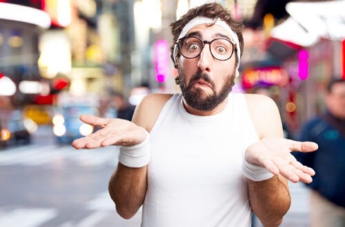 Hombre deportista haciéndose una pregunta