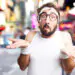 Hombre deportista haciéndose una pregunta