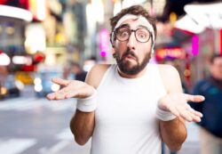 Hombre deportista haciéndose una pregunta