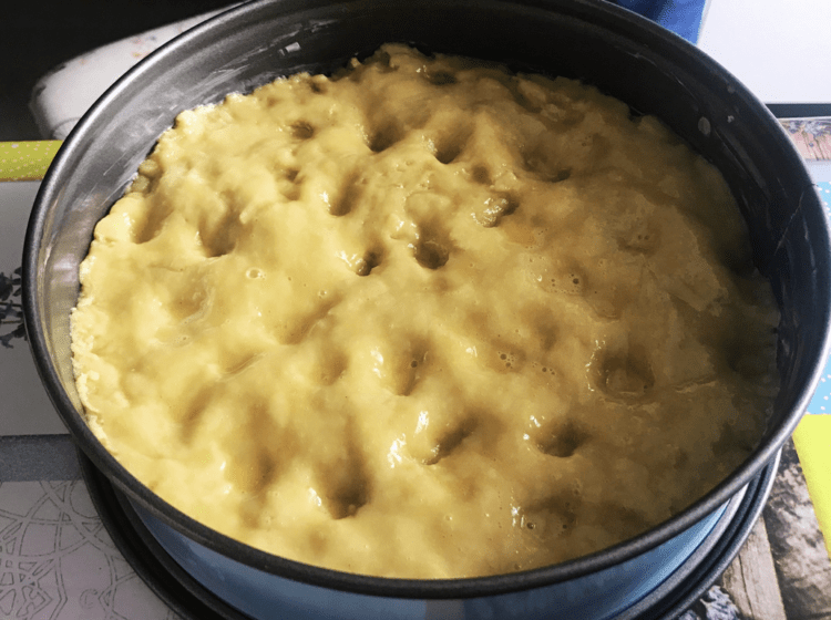 Bolla dulce Masa con agujeros y untada con huevo