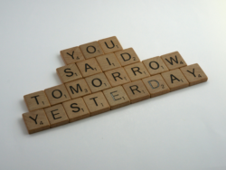 Ayer dijiste que mañana