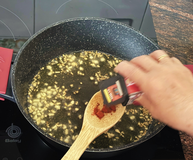 Migas de mi abuela Ajos y pimentón en una sartén