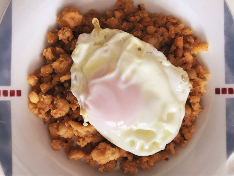 Migas de mi abuela Plato de migas con huevo frito