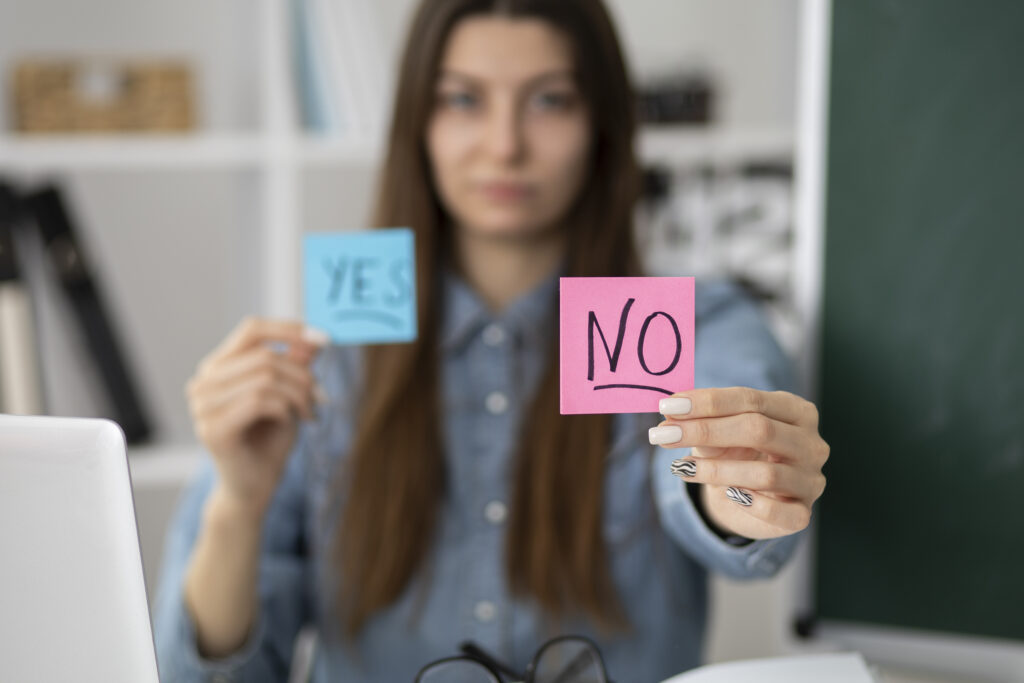 Mujer con un post-it con la palabra sí y otro con la palabra no