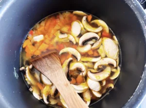 Verduras sofriéndose para la sopa agridulce