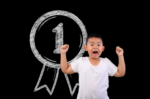 Niño feliz por ganar el primer premio