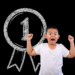Niño feliz por ganar el primer premio